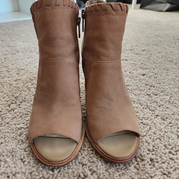 VINCE CAMUTO - Picture 2 of 3